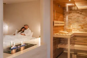 Erleben Sie Luxus und Entspannung in der Wellness Suite, mit Sauna, Jacuzzi und ruhiger Lage am Waldrand. - Image 3
