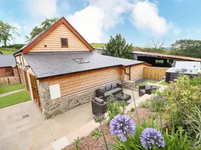 Child-friendly cottage with hot tub & garden | Pets allowed - Image 2