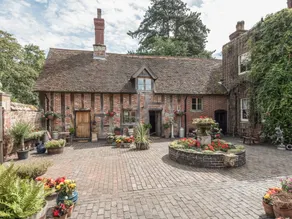 Cottage with garden - Image 2