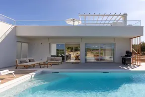 Villa with pool, garden & terrace - Image 2