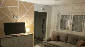 Flat with terrace & garden - Image 3