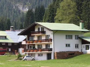 Apartment with garden - Image 2