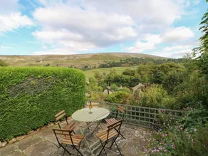 Family-oriented cottage with garden - Image 3