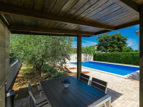 Apartment with terrace, garden & private pool - Image 3