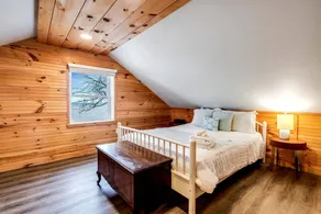 Picturesque Oceanfront Cottage with Hot-tub in Leamington, Ontario - Image 3