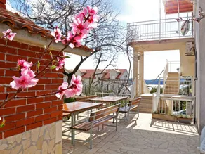 Flat with terrace & garden - Image 5