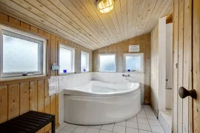 House with terrace, hot tub & sauna - Image 3
