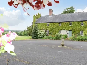 Fully equipped cottage with garden & BBQ - Image 2