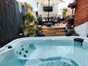 Hideaway House Sleeps 6 with Hot Tub & Balcony - Image 2