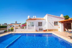 Villa with barbecue, garden & private pool - Image 3
