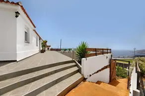 Maison entièrement équipée avec barbecue, terrasse et piscine privée | Vue montagne - Image 2