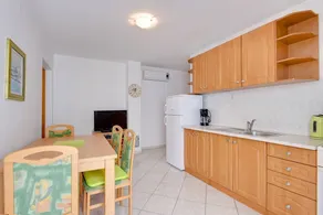 Holiday home with BBQ & terrace - Image 5