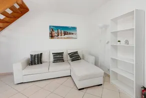 Holiday Home 'Kerann 1min from the Beach with Private Garden', Private Terrace & Wi-Fi - Image 3