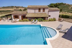 Villa with barbecue, terrace & private pool - Image 4