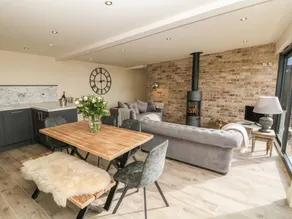 Cottage with garden & jacuzzi - Image 4