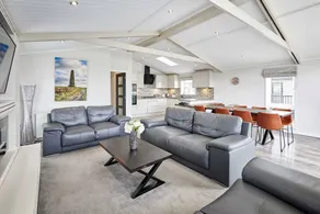 Scenic Lodge Retreat with Hot Tub & Lake Views near Roseberry Topping, Great Ayton, North Yorkshire - Image 2