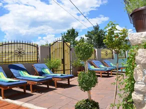 Großes Ferienhaus mit eigenem Pool und Terrasse - Image 5