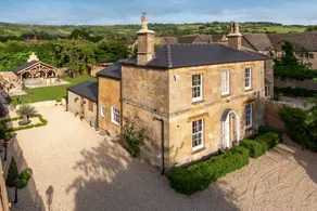 Cottage with BBQ & garden - Image 2