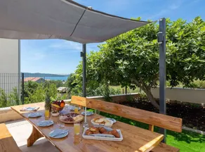 Holiday apartment with terrace & garden - Image 4