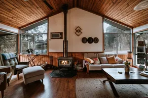 Breathtaking Cabin with Spectacular Interior, Deck, Jacuzzi and Countryside Views in Victoria - Image 4