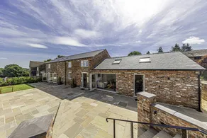 Cottage with jacuzzi & garden - Image 3