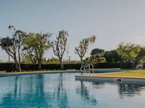 Bungalow with terrace & pool - Image 2