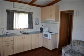 Comfortable Camping Cabin Along the Ocean in Bolwarra, Victoria - Image 2