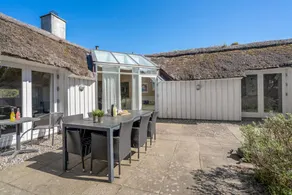 Children-friendly house with pool - Image 3