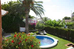 Villa avec piscine privée, terrasse et jardin - Image 4