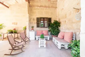 Casa apropiada para familias con piscina, terraza y barbacoa | Vistas al jardín | Perfecta para el trabajo en remoto | Admite perro - Image 5