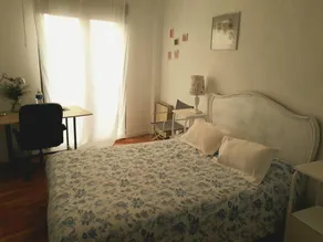 Acogedora habitación con Balcón y Vistas a la Ciudad - Image 4