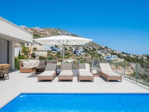 Holiday home with barbecue, garden & terrace | Sea view | Perfect for remote work - Image 3