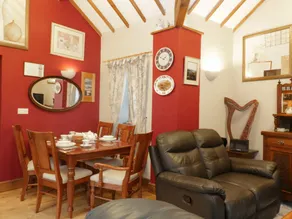 Cottage with garden & hot tub - Image 3