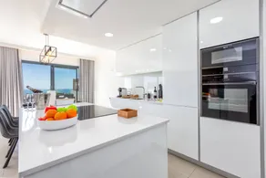 Agréable appartement adapté aux familles avec jacuzzi, piscine et jardin | Vue plage | Idéal pour le télétravail - Image 4