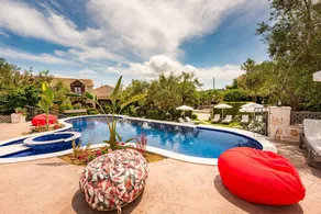 Villa with pool - Image 2