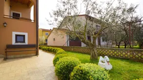 Holiday apartment with garden, terrace & BBQ - Image 3
