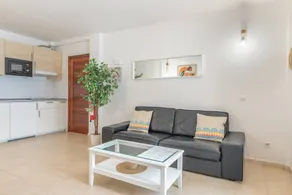 Family-friendly apartment | City view | Beach nearby | Perfect for remote work | Pets allowed - Image 4
