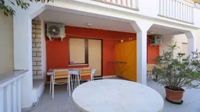 Apartment with BBQ, terrace & garden - Image 2
