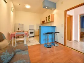 Holiday apartment with BBQ, terrace & garden - Image 3