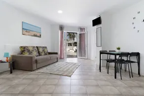 Appartement avec terrasse et piscine | Vue ville | Adapté au travail à distance - Image 4
