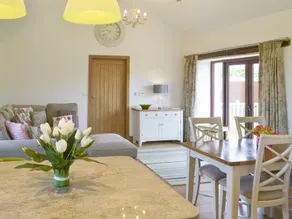 Cottage with garden & barbeque | River view - Image 5