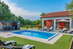 Family-oriented letting with barbecue, pool & garden | Pool view - Image 3