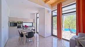 Villa with BBQ, garden & pool - Image 4