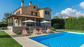 Family-oriented flat with barbeque, garden & private pool - Image 4