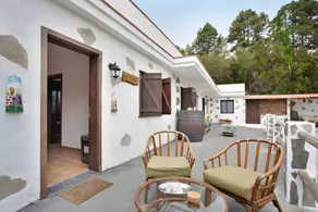 Maison avec jardin, piscine et internet haut débit | Vue jardin - Image 2