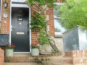 Cottage with garden & BBQ - Image 2