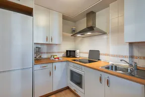 Appartement avec terrasse, jardin et piscine - Image 4