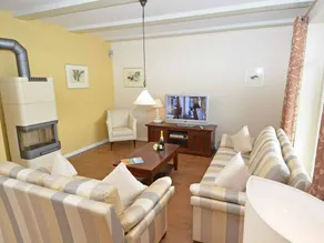 Fully equipped spacious holiday home with terrace, sauna & garden | Lake view - Image 5