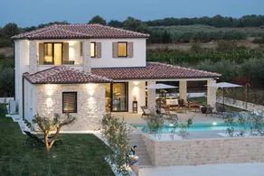 Luxury and Elegant Designer Villa with Heated Pool - Image 5