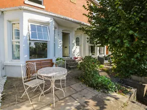 Cottage with terrace & garden - Image 3